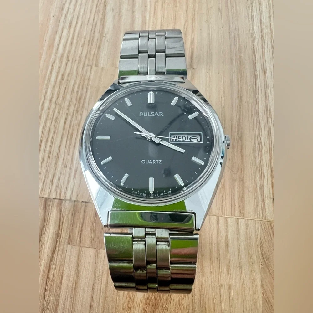 Pulsar mens black dial silver tone dress watch NEW BATTERY